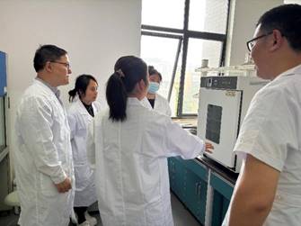 说明: 穿白色衣服的人在房间内玩体感游戏AI 生成的内容可能不正确。